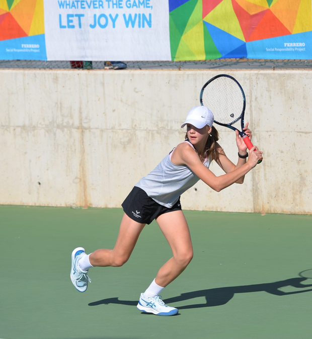 ANNA HOLOVASH UWIELBIA GRAĆ W TENISA